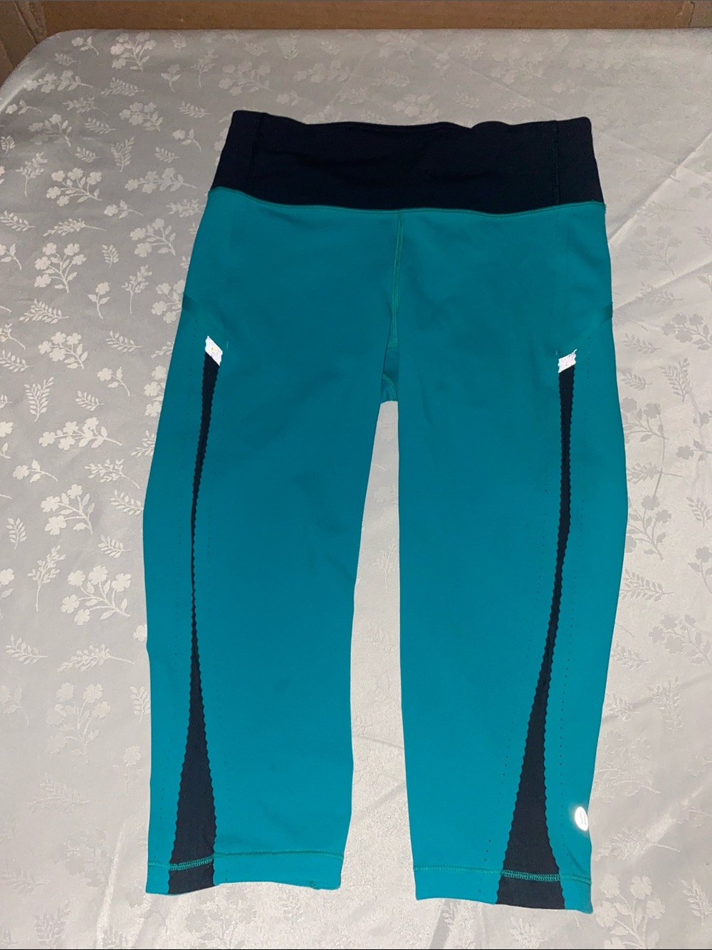 Lululemon Smooth Stride Crop Leggings Teal/Black Sz 6